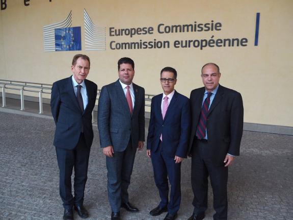 Negociadores gibraltareños ante la sede de la Comisión Europea en Bruselas