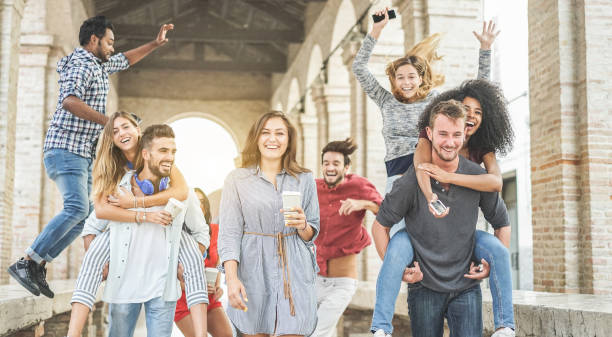 Un grupo de jóvenes universitarios europeos pasea alegremente por la Universidad