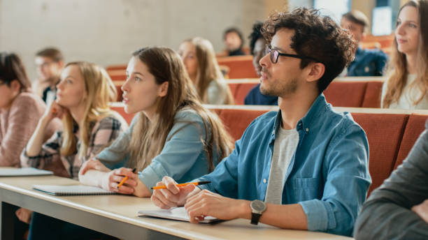 Un grupo de jóvenes universitarios europeos en el aula durante la clase